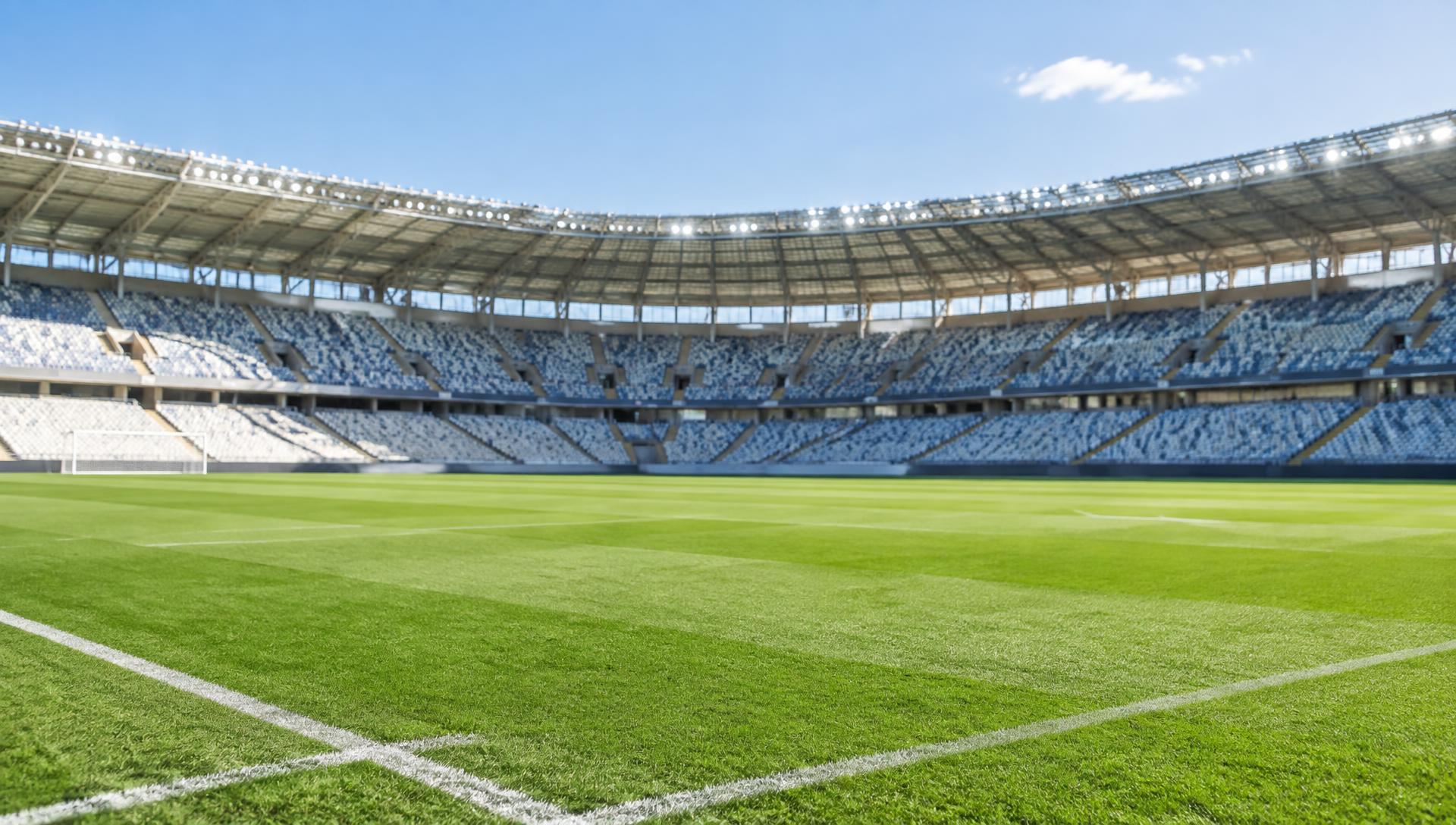 Pelouse et tribunes d'un stade de football en plein jour